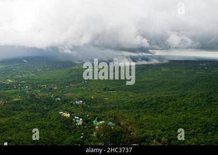 Der Blick auf die Landschaft und die Wälder vom Gipfel des Mount Popa aus gesehen, Pilgerstätte, Myanmar, Burma Stockfoto