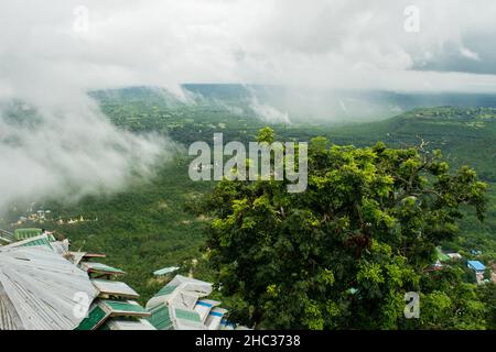 Der Blick auf die Landschaft und die Wälder vom Gipfel des Mount Popa aus gesehen, Pilgerstätte, Myanmar, Burma Stockfoto