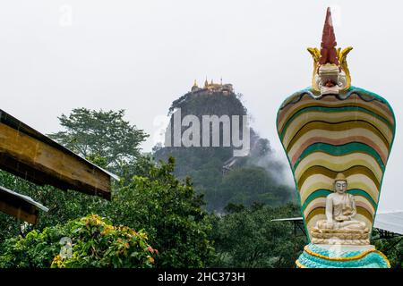 Fernansicht des Mount Popa während eines regnerischen Monsun-Tages - eine heilige buddhistische Pilgerstätte, Myanmar, Bur Stockfoto