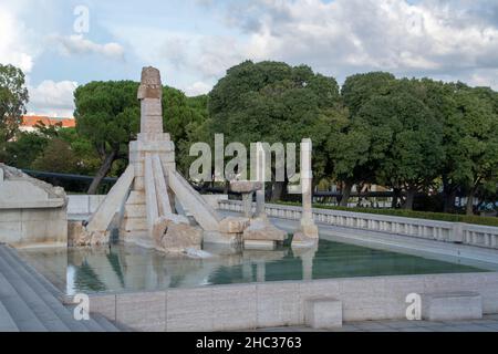 Landschaft mit Brunnen und Statue im Parque Eduardo VII in Lissabon Stockfoto