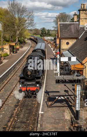 BR '4MT' 2-6-0 No. 43106 kommt auf der Severn Valley Railway, Worcestershire, am Bahnhof Arley an Stockfoto