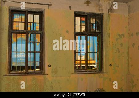 Zimmer verwüstet. Zerstört hocken. Verfallenes Haus. Obdachlose leben Stockfoto