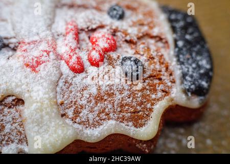 Schneemann geformte Kekse mit Puderzucker aus der Nähe. Stockfoto