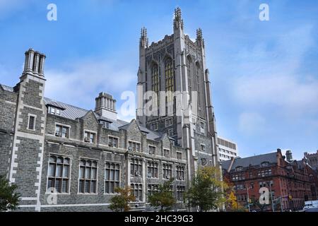 College-Gebäude im gotischen Stil in Nord-Manhattan am Broadway und in den 120th Straßen Stockfoto