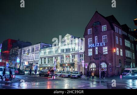Hamburg, Deutschland. 23rd Dez 2021. Nur wenige Besucher flanieren auf der Hamburger Reeperbahn entlang der Davidwache. Für die Gastronomie gilt ab dem 24. Dezember: Aufgrund der Corona-Pandemie müssen Restaurants, Pubs und Bars ab 11 Uhr schließen. Quelle: Axel Heimken/dpa/Alamy Live News Stockfoto
