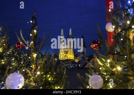 Advent in Zagreb 2021-22. Kathedrale Von Zagreb, Kroatien Stockfoto