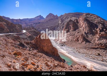Schöne kurvenreiche Straße durch Berge mit Fluss im Sommer Stockfoto