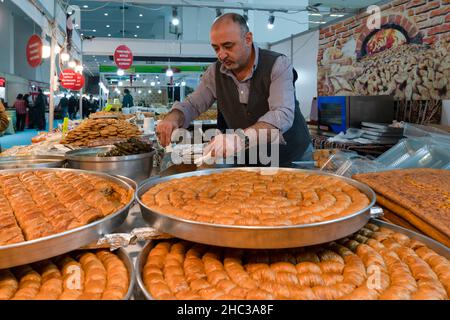Ankara, Türkei - Dezember 18 2021: Baklava Verkäufer Mann mit Tabletts Baklava. Stockfoto