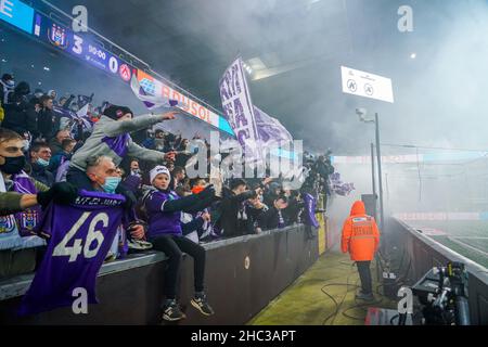 Brüssel, Belgien. 23rd Dez 2021. BRUSSEL, BELGIEN - 23. DEZEMBER: Fans und Unterstützer des RSC Anderlecht während des belgischen Croky Cup - Viertelfinalspiel zwischen RSC Anderlecht und KV Kortrijk am 23. Dezember 2021 im Lotto Park in Brussel, Belgien (Foto von Joris Verwijst/Orange Picics) Credit: Orange Pics BV/Alamy Live News Stockfoto