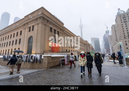 Toronto, Ontario, Kanada - Dezember 18 2021 : Fußgänger, die am Wintertag vor der Union Station laufen. Stockfoto