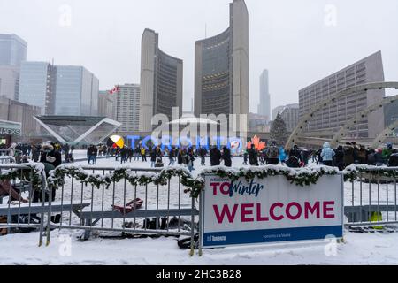 Toronto, Ontario, Kanada - Dezember 18 2021 : Menschen, die während der Pandemie Covid-19 am Nathan Phillips Square Eislaufen machen. Stockfoto