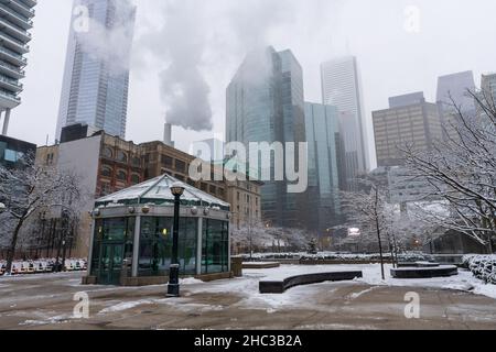 Toronto, Ontario, Kanada - Dezember 18 2021 : David Pecaut Square an einem verschneiten Wintertag. Toronto Wolkenkratzer Skyline im Hintergrund. Stockfoto