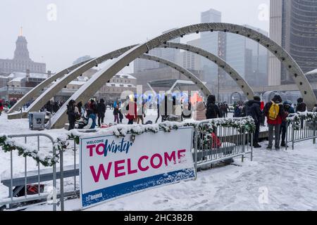 Toronto, Ontario, Kanada - Dezember 18 2021 : Menschen, die während der Pandemie Covid-19 am Nathan Phillips Square Eislaufen machen. Stockfoto