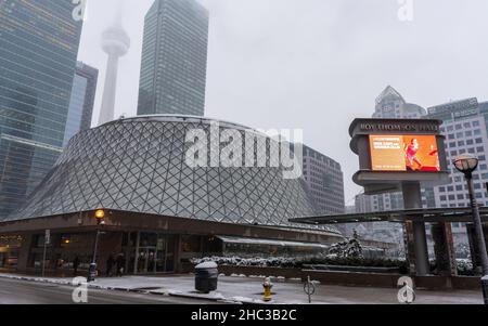 Toronto, Ontario, Kanada - Dezember 18 2021 : David Pecaut Square an einem verschneiten Wintertag. Toronto Wolkenkratzer Skyline im Hintergrund. Stockfoto