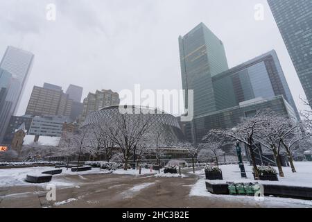 Toronto, Ontario, Kanada - Dezember 18 2021 : David Pecaut Square an einem verschneiten Wintertag. Toronto Wolkenkratzer Skyline im Hintergrund. Stockfoto