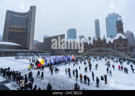 Toronto, Ontario, Kanada - Dezember 18 2021 : Menschen, die während der Pandemie Covid-19 am Nathan Phillips Square Eislaufen machen. Stockfoto