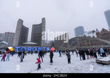 Toronto, Ontario, Kanada - Dezember 18 2021 : Menschen, die während der Pandemie Covid-19 am Nathan Phillips Square Eislaufen machen. Stockfoto