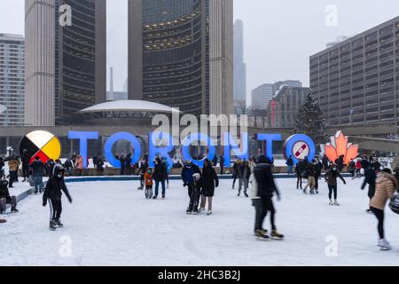 Toronto, Ontario, Kanada - Dezember 18 2021 : Menschen, die während der Pandemie Covid-19 am Nathan Phillips Square Eislaufen machen. Stockfoto