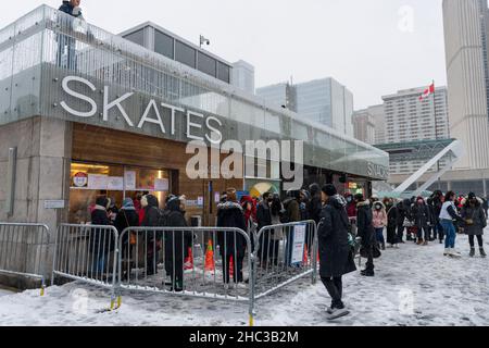 Toronto, Ontario, Kanada - Dezember 18 2021 : Menschen, die während der Pandemie Covid-19 am Nathan Phillips Square Eislaufen machen. Stockfoto