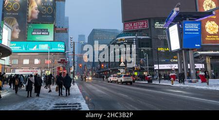 Ontario, Kanada - Dezember 18 2021 : Toronto City Downtown Yonge-Dundas Square in einer verschneiten Winternacht. Stockfoto