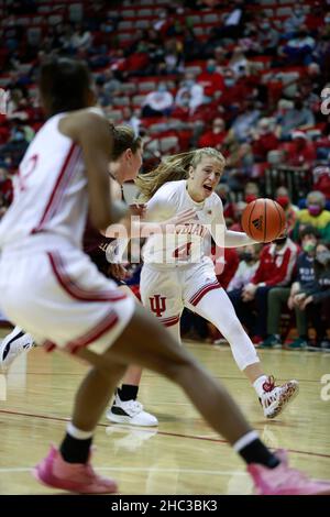 BLOOMINGTON, UNITED STATES - 2021/12/23: Indiana Hoosiers Wache Nicole Cardano-Hillary (4) spielt gegen Southern Illinois während eines NCAA Frauen-Basketballspiels am 23. Dezember 2021 in Bloomington, Ind. IU schlug Southern Illinois 70-37. (Foto von Jeremy Hogan/The Bloomingtonian) Stockfoto