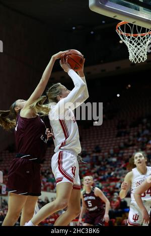 BLOOMINGTON, UNITED STATES - 2021/12/23: Indiana Hoosiers Wache Grace Wagoner (3) geht zum Reifen gegen Southern Illinois während eines NCAA Frauen-Basketballspiels am 23. Dezember 2021 in Bloomington, Ind. IU schlug Southern Illinois 70-37. (Foto von Jeremy Hogan/The Bloomingtonian) Stockfoto