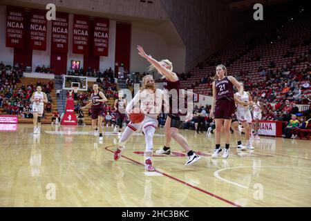 BLOOMINGTON, UNITED STATES - 2021/12/23: Indiana Hoosiers Wache Nicole Cardano-Hillary (4) spielt gegen Southern Illinois während eines NCAA Frauen-Basketballspiels am 23. Dezember 2021 in Bloomington, Ind. IU schlug Southern Illinois 70-37. (Foto von Jeremy Hogan/The Bloomingtonian) Stockfoto