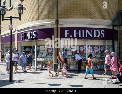 Hastings, Vereinigtes Königreich - August 01 2020: Die Fassade der F Hinds Juweliere am Queens Square Stockfoto