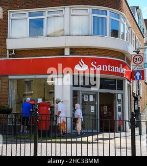 Hastings, Vereinigtes Königreich - August 01 2020: Die Fassade der Santander Bank in der Albert Road Stockfoto