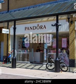 Hastings, Vereinigtes Königreich - August 01 2020: Die Fassade der Pandora Juweliere auf dem Queens Square Stockfoto