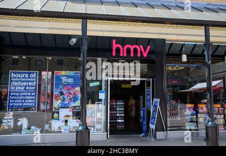 Hastings, Vereinigtes Königreich - August 01 2020: Die Fassade des HMV Music Stores in Queens Square Stockfoto