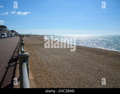 Hastings, Vereinigtes Königreich - August 01 2020: Ein Blick entlang des Strandes und der Promenade auf Denmark Place Stockfoto