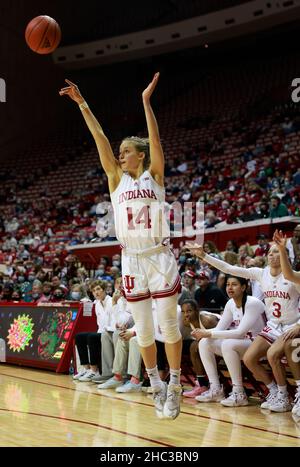 BLOOMINGTON, UNITED STATES - 2021/12/23: Indiana Hoosiers Wache Ali Patberg (14) spielt gegen Southern Illinois während eines NCAA Frauen-Basketballspiels am 23. Dezember 2021 in Bloomington, Ind. IU schlug Southern Illinois 70-37. (Foto von Jeremy Hogan/The Bloomingtonian) Stockfoto