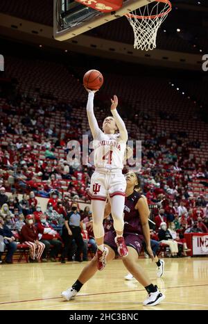 BLOOMINGTON, VEREINIGTE STAATEN - 2021/12/23: Indiana Hoosiers Wache Nicole Cardano-Hillary (4) geht zum Reifen gegen während eines NCAA Frauen Basketballspiels am 23. Dezember 2021 in Bloomington, Ind. IU schlug Southern Illinois 70-37. (Foto von Jeremy Hogan/The Bloomingtonian) Stockfoto