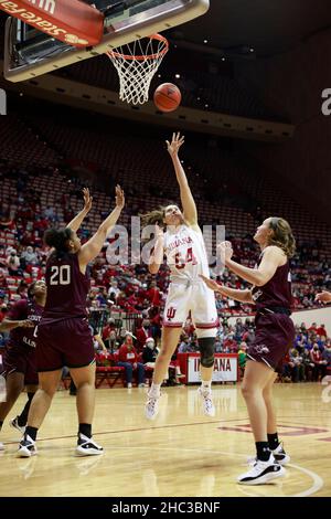 BLOOMINGTON, UNITED STATES - 2021/12/23: Indiana Hoosiers Stürmer Mackenzie Holmes (54) schießt gegen Southern Illinois während eines NCAA-Frauen-Basketballspiels am 23. Dezember 2021 in Bloomington, Ind. IU schlug Southern Illinois 70-37. (Foto von Jeremy Hogan/The Bloomingtonian) Stockfoto