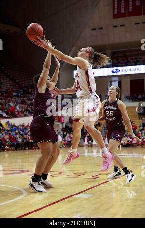 BLOOMINGTON, UNITED STATES - 2021/12/23: Indiana Hoosiers Wache Grace Berger (34) geht zum Reifen gegen Southern Illinois während eines NCAA Frauen-Basketballspiels am 23. Dezember 2021 in Bloomington, Ind. IU schlug Southern Illinois 70-37. (Foto von Jeremy Hogan/The Bloomingtonian) Stockfoto