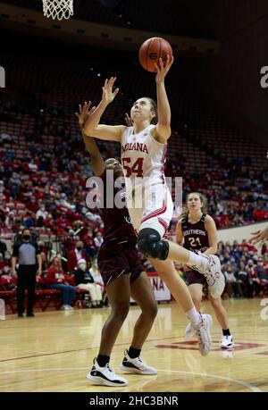 BLOOMINGTON, UNITED STATES - 2021/12/23: Indiana Hoosiers Stürmer Mackenzie Holmes (54) geht in den Korb gegen Southern Illinois während eines NCAA Frauen-Basketballspiels am 23. Dezember 2021 in Bloomington, Ind. IU schlug Southern Illinois 70-37. (Foto von Jeremy Hogan/The Bloomingtonian) Stockfoto