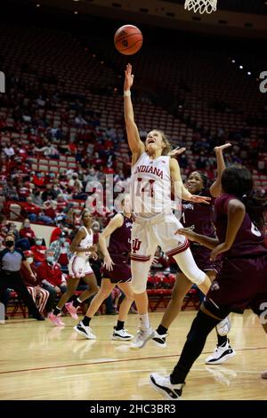 BLOOMINGTON, UNITED STATES - 2021/12/23: Indiana Hoosiers Wache Ali Patberg (14) geht in den Korb gegen Southern Illinois während eines NCAA Frauen Basketballspiel am 23. Dezember 2021 in Bloomington, Ind. IU schlagen Southern Illinois 70-37. (Foto von Jeremy Hogan/The Bloomingtonian) Stockfoto