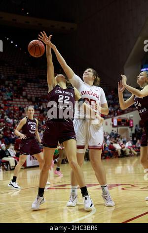 BLOOMINGTON, UNITED STATES - 2021/12/23: Indiana Hoosiers Centre Arielle Wisne (25) spielt gegen Southern Illinois Salukis-Wache ALLEA Potter (22) während eines NCAA-Frauen-Basketballspiels am 23. Dezember 2021 in Bloomington, Ind. IU schlug Southern Illinois 70-37. (Foto von Jeremy Hogan/The Bloomingtonian) Stockfoto