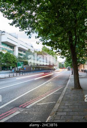 London, Vereinigtes Königreich - August 10 2021: Eine Bewegung verschwommen London Bus fährt entlang Marylebone Road Stockfoto