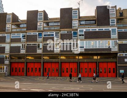 London, Vereinigtes Königreich - August 12 2021: Die roten Doppeltüren der Shoreditch Fire Station auf der Old Street Stockfoto