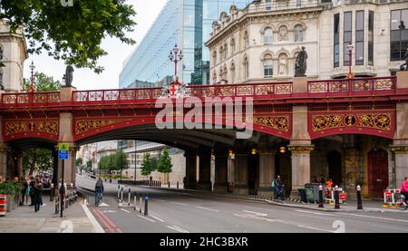 London, Vereinigtes Königreich - August 12 2021: Das viktorianische Holborn Viadukt beim Kreuzen der Farringdon Street Stockfoto