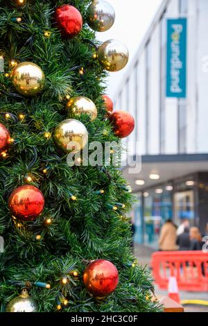 Southampton, Vereinigtes Königreich - November 20 2021: Die Fassade von Weihnachten im Poundland Discount Store in Above Bar Street Stockfoto