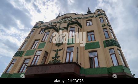 Belgrad, Serbien, 26th. Juli 2021 - Vorderansicht Nahaufnahme des Hotel Moskva in Belgrad während eines bewölkten Tages Stockfoto