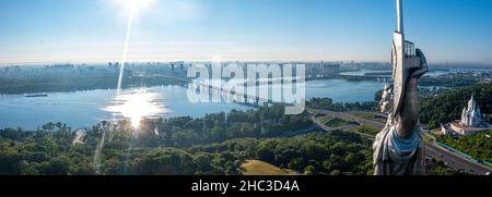 Luftaufnahme des Mutterland-Denkmals in Kiew. Stockfoto