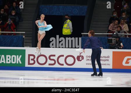 Sankt Petersburg, Russland. 23rd Dez 2021. Evgenia Tarasova, Wladimir Morozov aus Russland treten während des Pairs, Short Program am ersten Tag der Rostelecom Russian Nationals 2022 des Eiskunstlaufsports im Yubileyny Sports Palace in Sankt Petersburg an. Endergebnis: 78,68 Credit: SOPA Images Limited/Alamy Live News Stockfoto