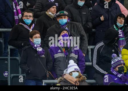 Brüssel, Belgien. 23rd Dez 2021. BRUSSEL, BELGIEN - 23. DEZEMBER: Fans und Fans mit Mundmaske während des belgischen Croky Cup - Viertelfinalspiel zwischen RSC Anderlecht und KV Kortrijk am 23. Dezember 2021 im Lotto Park in Brussel, Belgien (Foto von Joris Verwijst/Orange Picics) Credit: Orange Pics BV/Alamy Live News Stockfoto