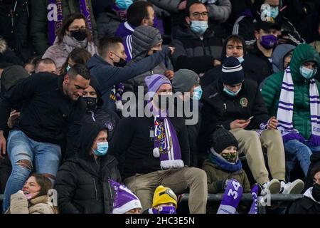 Brüssel, Belgien. 23rd Dez 2021. BRUSSEL, BELGIEN - 23. DEZEMBER: Fans und Fans mit Mundmaske während des belgischen Croky Cup - Viertelfinalspiel zwischen RSC Anderlecht und KV Kortrijk am 23. Dezember 2021 im Lotto Park in Brussel, Belgien (Foto von Joris Verwijst/Orange Picics) Credit: Orange Pics BV/Alamy Live News Stockfoto