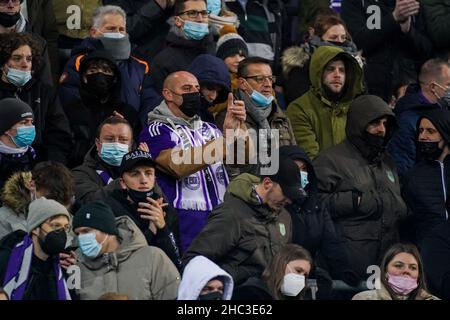 Brüssel, Belgien. 23rd Dez 2021. BRUSSEL, BELGIEN - 23. DEZEMBER: Fans und Fans mit Mundmaske während des belgischen Croky Cup - Viertelfinalspiel zwischen RSC Anderlecht und KV Kortrijk am 23. Dezember 2021 im Lotto Park in Brussel, Belgien (Foto von Joris Verwijst/Orange Picics) Credit: Orange Pics BV/Alamy Live News Stockfoto