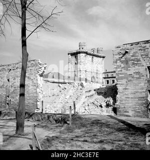 Paris Château de Vincennes, zeigt Schäden an der Mauer während der deutschen Besatzung. Ein Foto aus dem Jahr 1945, das außerhalb der Westwand der Festung aufgenommen wurde, zeigt die Folgen einer Explosion, die von deutschen Besatzungstruppen verursacht wurde, als sie vor der Ankunft der alliierten Befreiungskräfte im August 1944 ihre eigene Munitionsdeponie sprengten. Fotograf Clarence Inman würde mit dem Bergfried oder Donjon rechts davon stehen. Dieser Blick blickt nordwestlich auf die Innenseite der Tour du Village. Stockfoto